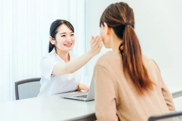 ニキビは皮膚科に行くべき?治らない原因と受診の目安、治療法をわかりやすく解説